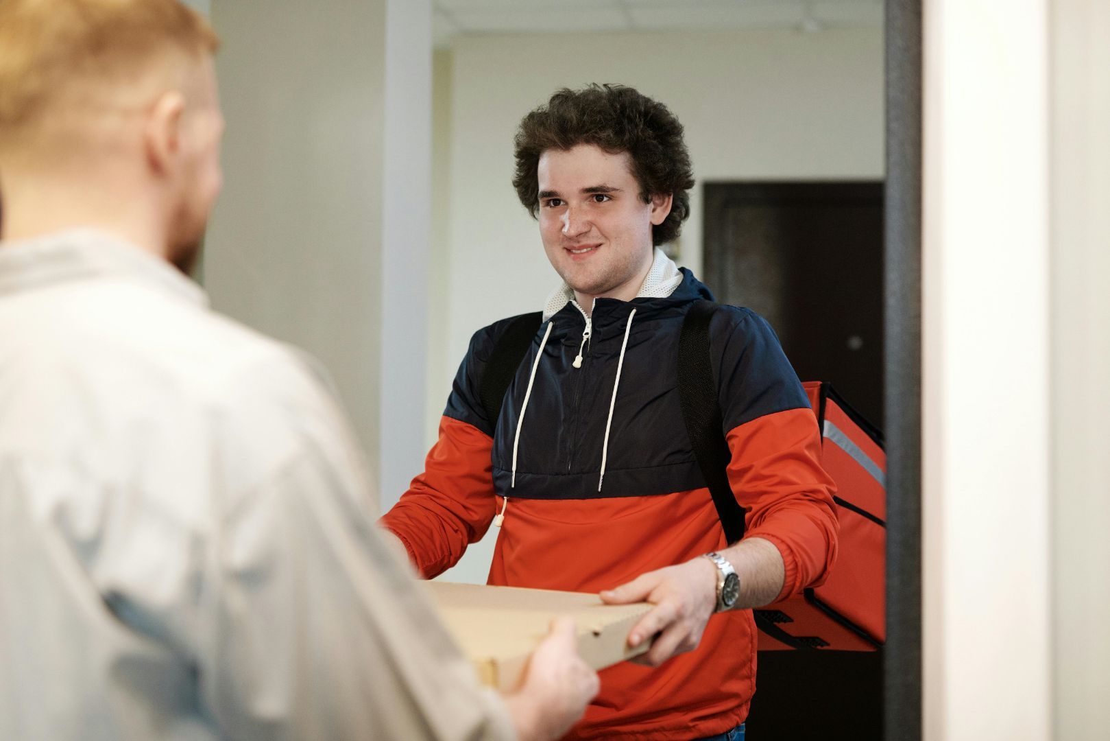 De maaltijdbezorgers van Wonen Plus Welzijn, Niedorp en omgeving,  zoeken versterking!