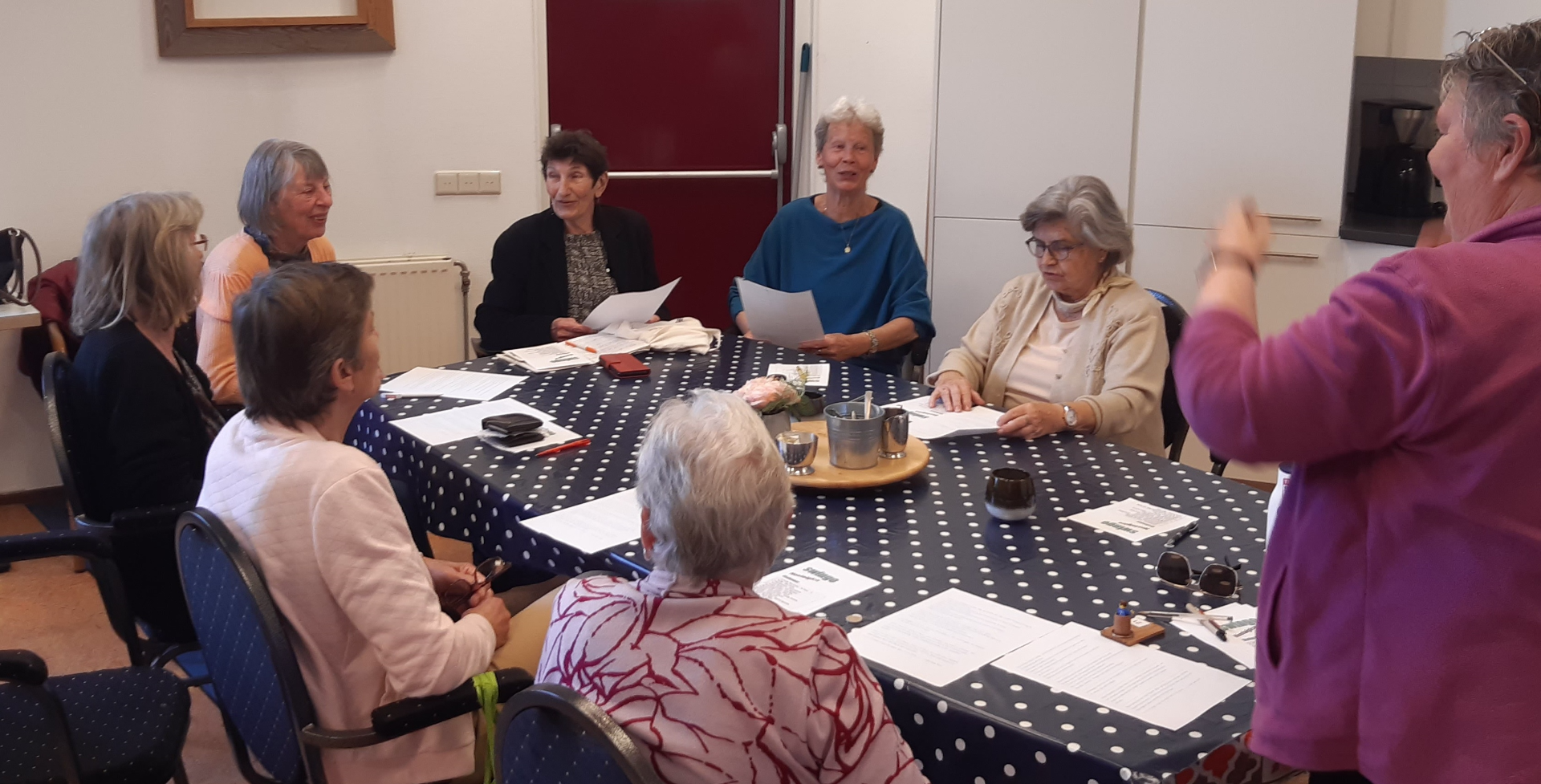 Gezelligheid bij de inloop voor vrouwen in Buiten Zorg