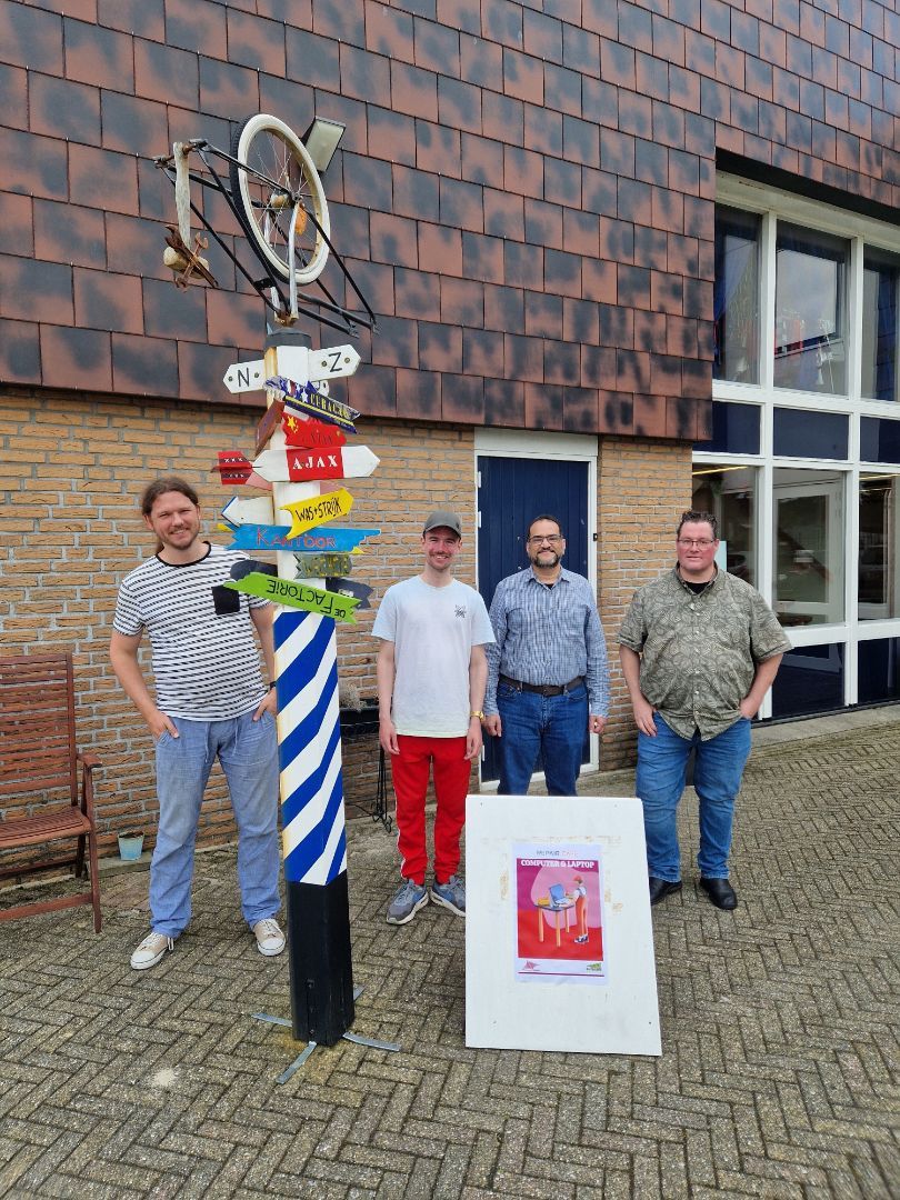 Samen computers repareren in het Repaircafé